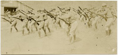 Soldaten die Geweerbewegingen Oefenen in een Open Gebied Terwijl Anderen Toekijken door Carl Michel